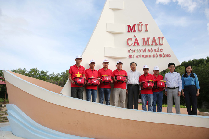 Hơn 400 nghìn lá cờ Tổ quốc được trao tặng cho ngư dân